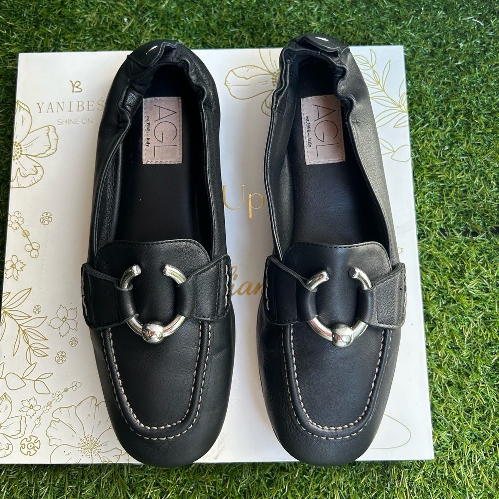Moccasin with piercing
Midnight SHERYL MOC | AGL
S445.00 size 7.5 - Picture 6 of 16